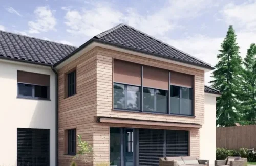 Außenjalousien und Markise an einem modernen Wohngebäude