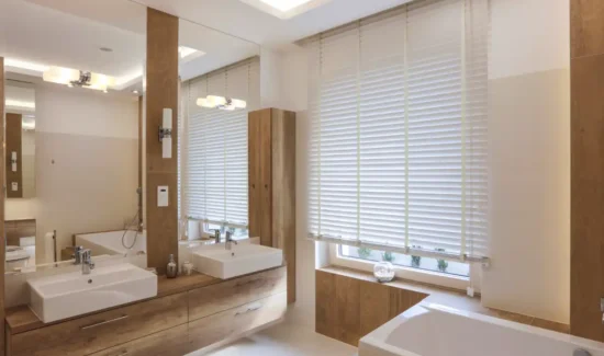 Sonnenschutz im Innenraum eines Badezimmers