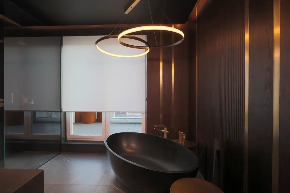 Modernes Badezimmer mit weißen Innenjalousien