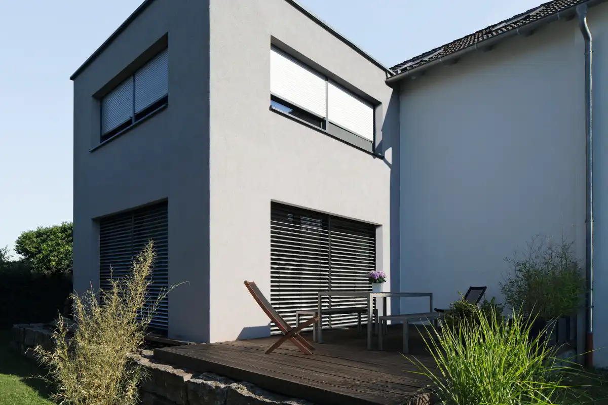 Moderne Wohnhausfassade mit Terrasse und Garten