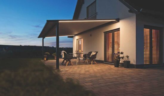 Pergolamarkise über Terrasse mit Sitzelementen und LED Beleuchtungen