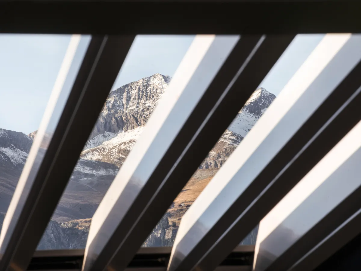 Blick auf einen Berg durch Lamellen