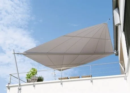 Helles, großes Sonnensegel