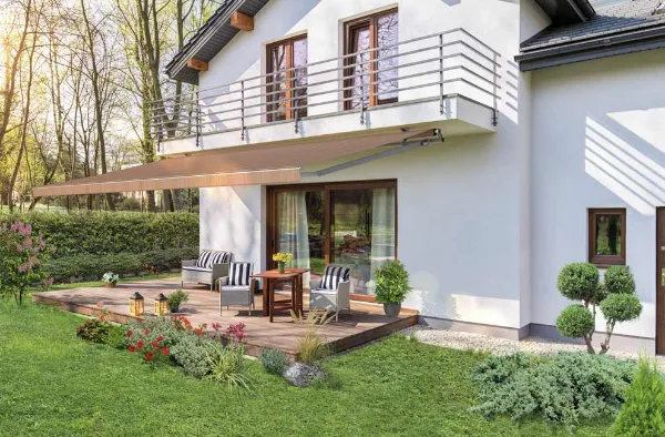 Braune Terrassenmarkisen