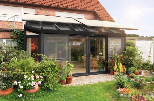 Dunkle Wintergartenmarkisen mit Sonnenschutz