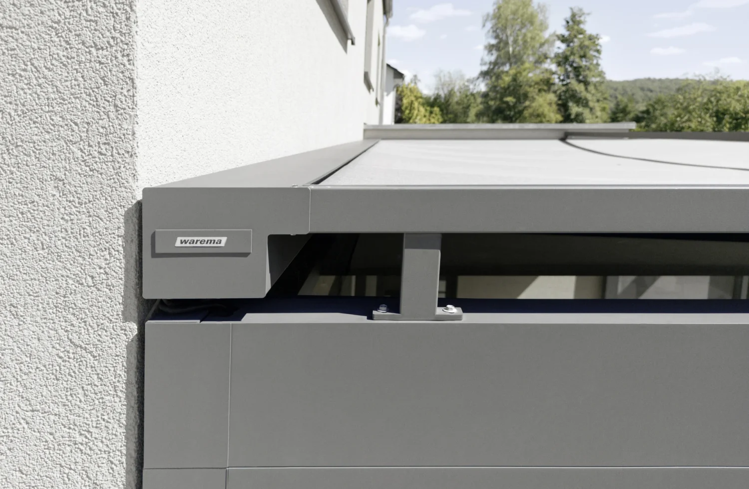 Moderne Warema Terrassenüberdachung an einem Wohngebäude