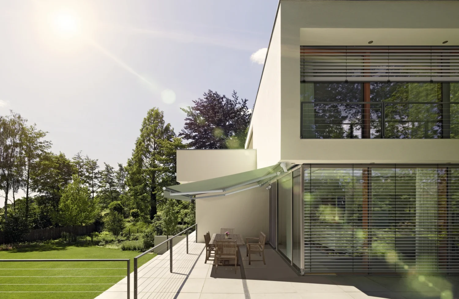 Moderne Villa mit Sonnenschutz und Garten