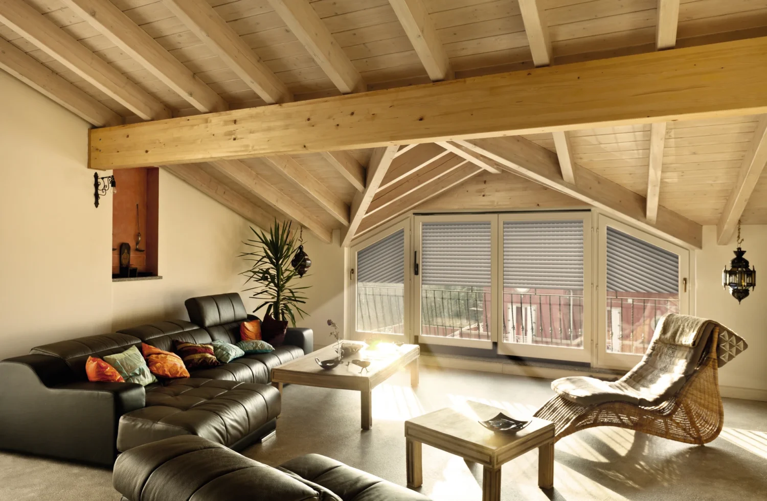 Gemütliches Wohnzimmer mit Holzbalken und moderner Einrichtung