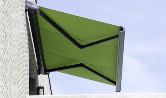 Grüne Markise an einer Backsteinwand