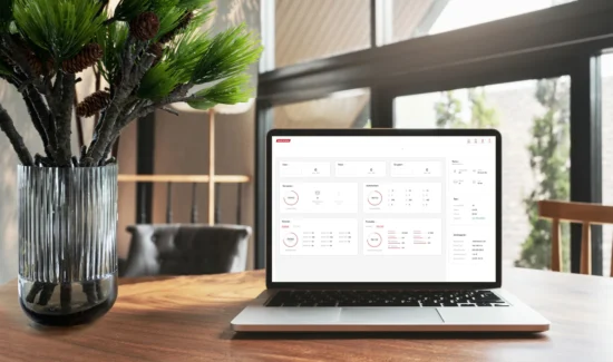 Laptop auf Tisch mit geöffnetem Dashboard
