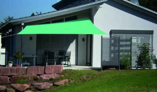 Moderne Terrasse mit grünem Sonnensegel